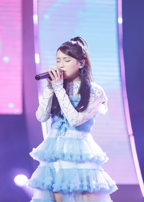 Trước Giọng hát Việt 2017, Han Sara được giới trẻ yêu thích bởi những bản cover các bài hát trên kênh Youtube. Ảnh: Fanpage Han Sara