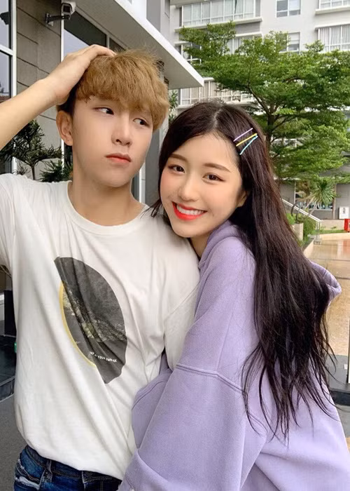 Nữ ca sĩ Han Sara có mối quan hệ khá thân thiết với Tùng Maru (Uni5). Cả hai vướng nghi vấn hẹn hò vì nhiều lần "thả thính" đối phương. Ảnh: Dân Việt