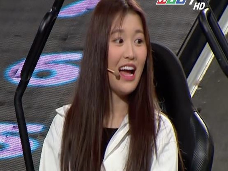 Han Sara từng gây ồn ào khi tham gia "Nhanh như chớp”. Cô bị khán giả chỉ trích vì hành động kém duyên vì cách thể hiện lố khi trả lời đúng hay chỉ thẳng tay vào mặt MC Trường Giang. Ảnh: Zing