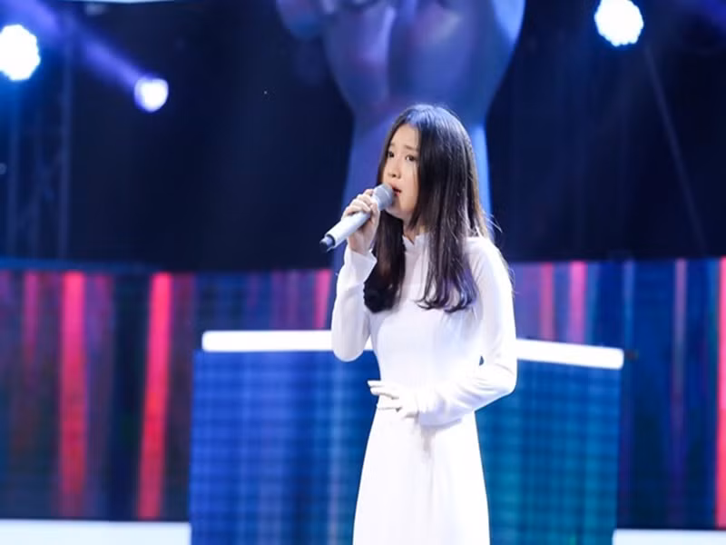 Trong đêm thi thứ 2 vòng Đo ván Giọng hát Việt, San Hara bị Noo Phước Thịnh loại nhưng sau đó được Đông Nhi bấm nút cứu. Trong đêm bán kết cuộc thi Han Sara không thể bước tiếp vào top 4 chung cuộc. Ảnh: Zing