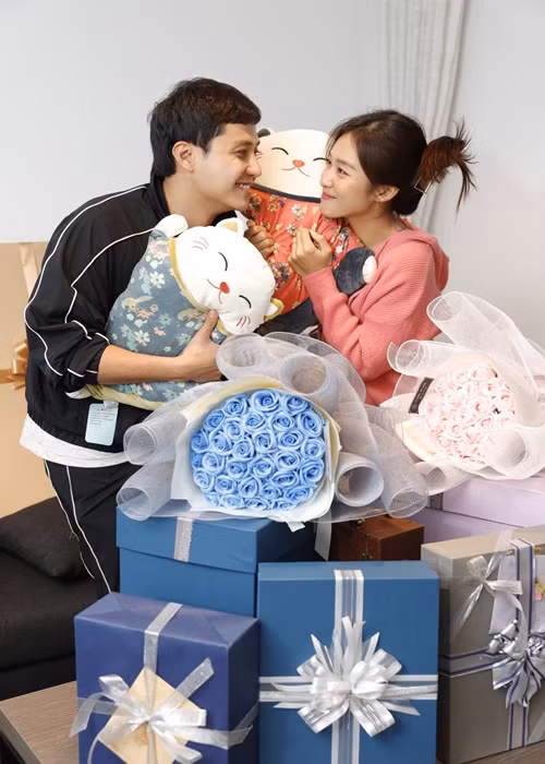 Cả hai nhận được quà của nhiều người hâm mộ khi đóng phim.