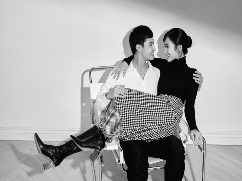 Khả Ngân ngồi trong lòng Thanh Sơn. Cả hai nhìn nhau đắm đuối.