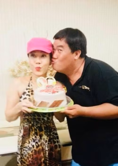 Vì tình bạn, Việt Hương luôn sẵn sàng đóng phim của Hoàng Mập. Nữ nghệ sĩ còn thường xuyên tặng quà cho bố mẹ, vợ của Hoàng Mập. Ảnh: FB Hoàng Mập