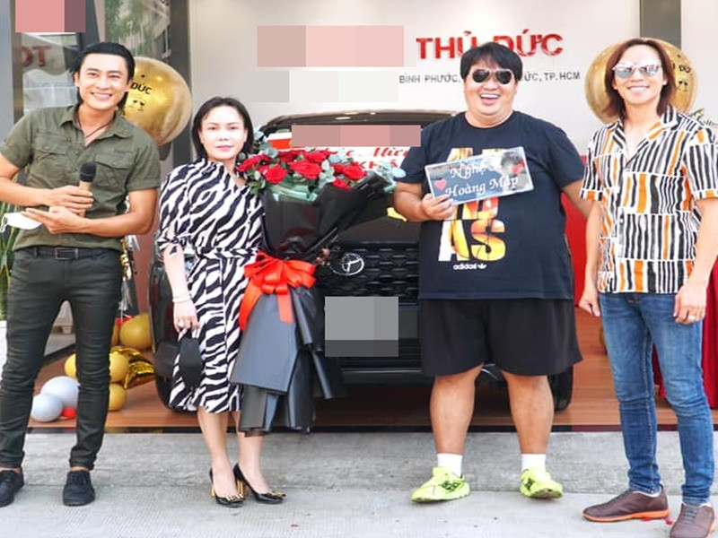 Trên trang cá nhân, Hoàng Mập vừa khoe 2 món quà sinh nhật đắt giá của Việt Hương. Ảnh: FB Hoàng Mập