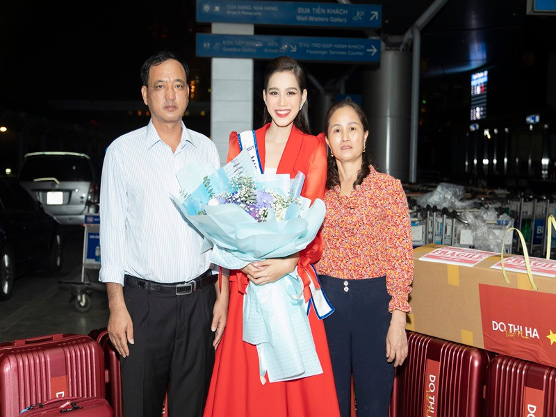 Mới đây, gia đình, người thân và ê-kíp của Đỗ Thị Hà có mặt đông đủ để tiễn cô ra sân bay lên đường đến Puerto Rico tham dự cuộc thi Miss World 2021 - Hoa hậu Thế giới 2021. Ảnh: Sen Vàng