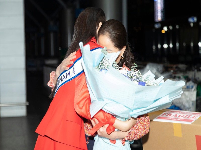 Người đẹp bật khóc và ôm chầm lấy mẹ tại sân bay. Ảnh: Sen Vàng