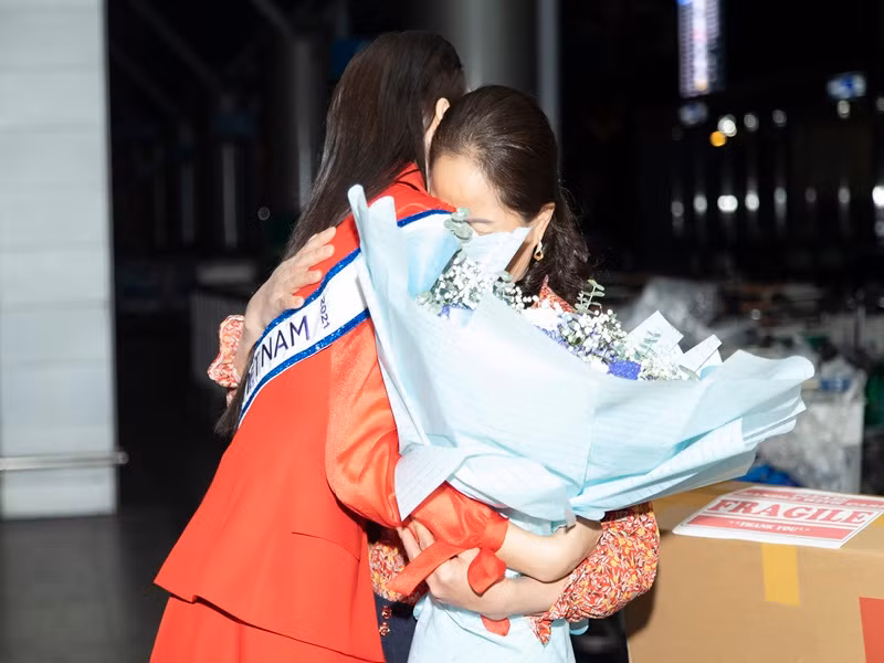 Người đẹp bật khóc và ôm chầm lấy mẹ tại sân bay. Ảnh: Sen Vàng