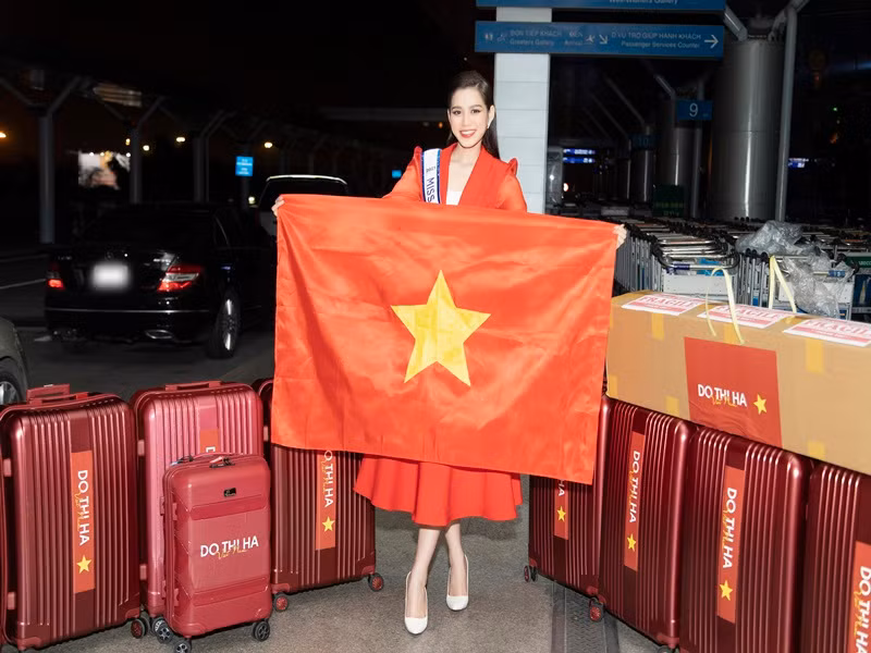 Trên trang cá nhân, cô chia sẻ: “Giờ phút này có thật nhiều cảm xúc đan xen trong tâm trạng của Hà. 20/11 quả là một ngày mang nhiều ý nghĩa đặc biệt đối với bản thân Hà. Ngày này 1 năm về trước, một cô gái nhỏ đăng quang ngôi vị cao nhất của Hoa hậu Việt Nam, cũng là ngày này 1 năm sau cô ấy đã mang trên mình hình ảnh của cả quốc gia lên đường chinh chiến tại đấu trường nhan sắc quốc tế. Cảm ơn ba mẹ, anh chị em ê-kíp cũng như toàn thể các bạn khán giả đã luôn bên cạnh và ủng hộ Hà trong chặng đường vừa qua. Sự khởi đầu đầy ý nghĩa hôm nay hy vọng sẽ mang đến nhiều điều may mắn cho Hà tại cuộc thi sắp tới. Chào Việt Nam, hẹn gặp lại tại Puerto Rico nhé!”. Ảnh: Sen Vàng