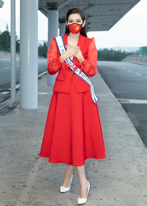 Trước đó, vì không thể trực tiếp tiễn Đỗ Thị Hà tại sân bay nên Hoa hậu Tiểu Vy, Á hậu Phương Anh, Ngọc Thảo, Kiều Loan… đã cùng nhau tham dự một bữa tiệc nhỏ nhằm tiếp lửa tinh thần cho Đỗ Thị Hà vững bước trên con đường chinh phục vương miện Hoa hậu Thế giới. Ảnh: Sen Vàng