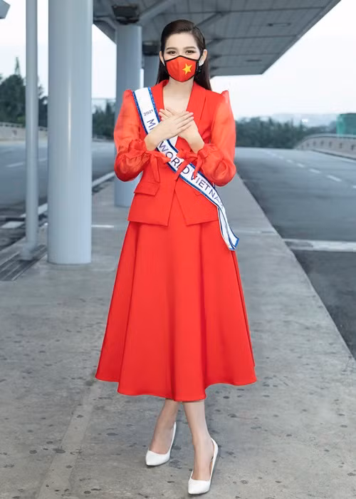 Trước đó, vì không thể trực tiếp tiễn Đỗ Thị Hà tại sân bay nên Hoa hậu Tiểu Vy, Á hậu Phương Anh, Ngọc Thảo, Kiều Loan… đã cùng nhau tham dự một bữa tiệc nhỏ nhằm tiếp lửa tinh thần cho Đỗ Thị Hà vững bước trên con đường chinh phục vương miện Hoa hậu Thế giới. Ảnh: Sen Vàng