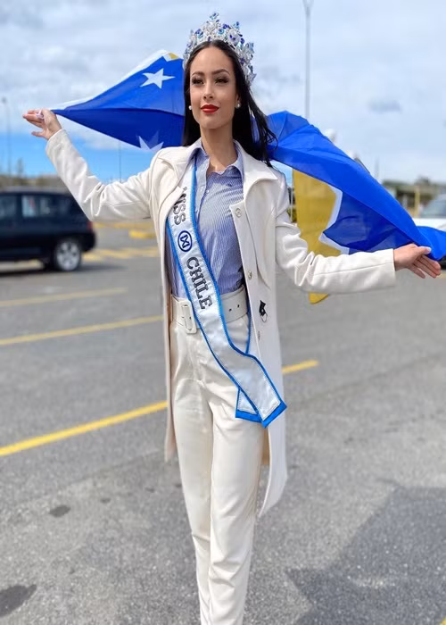 Người đẹp đến từ Chile rạng rỡ tại sân bay. Ảnh: Missosology