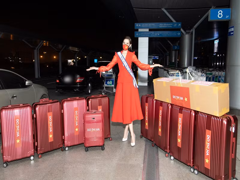 Tại sân bay, Đỗ Thị Hà khoác trên mình bộ trang phục được lấy cảm hứng từ chính màu cờ Việt Nam. Ảnh: Sen Vàng