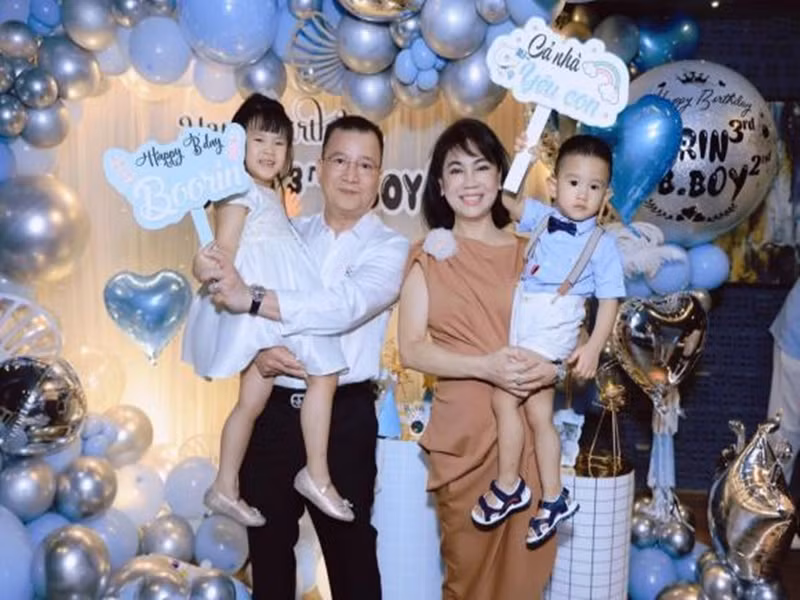 Hai nhóc tì nhà Diệp Lâm Anh bên ông bà nội trong tiệc sinh nhật. Ảnh: Công lý và xã hội