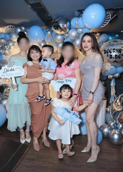 Diệp Lâm Anh chụp ảnh cùng các con và mẹ chồng. Ảnh: Công lý và xã hội