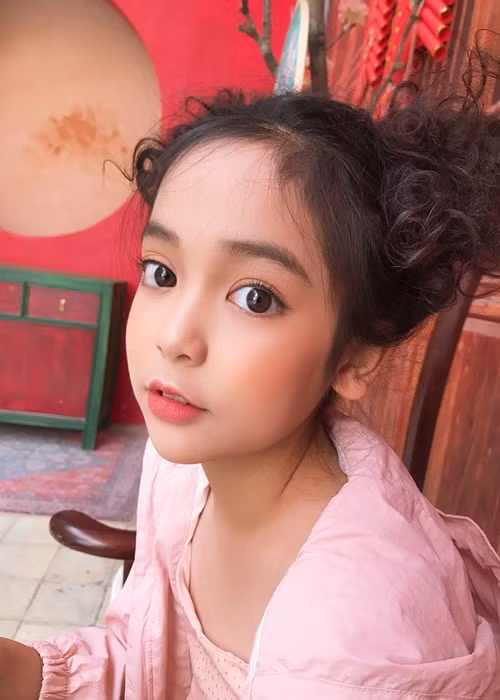 Diệp Anh sở hữu gương mặt xinh như thiên thần với đôi mắt to tròn, đen láy và đôi môi chúm chím. Ảnh: FB Chu Diệp Anh