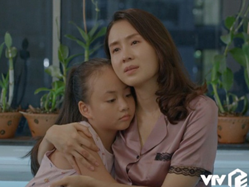 Hồng Nhung không phải là gương mặt quá xa lạ với khán giả truyền hình phía Bắc. Em từng đóng “Hoa hồng trên ngực trái” (vai bé Bống), “Về nhà đi con” (vai Huệ lúc nhỏ), “Cả một đời ân oán” (vai Nguyên An lúc nhỏ), “Những cô gái trong thành phố” (vai bé Bống - con gái Cúc), “Hướng dương ngược nắng” (vai Minh lúc nhỏ). Ảnh: Thiếu niên