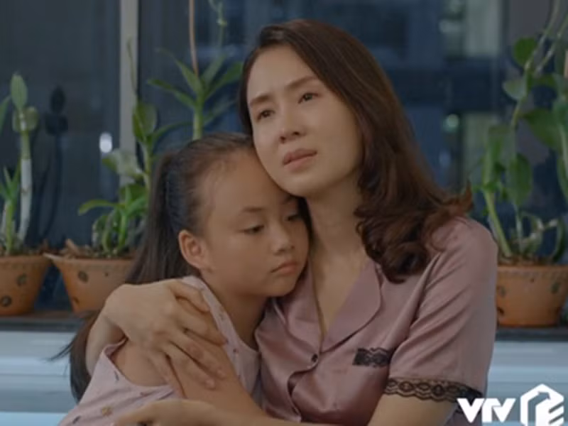 Hồng Nhung không phải là gương mặt quá xa lạ với khán giả truyền hình phía Bắc. Em từng đóng “Hoa hồng trên ngực trái” (vai bé Bống), “Về nhà đi con” (vai Huệ lúc nhỏ), “Cả một đời ân oán” (vai Nguyên An lúc nhỏ), “Những cô gái trong thành phố” (vai bé Bống - con gái Cúc), “Hướng dương ngược nắng” (vai Minh lúc nhỏ). Ảnh: Thiếu niên