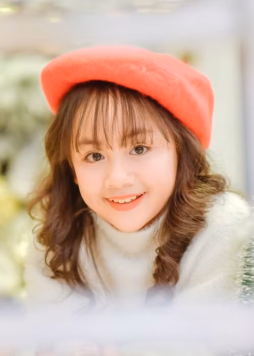 Theo Vietnamnet, diễn viên nhí phim “Thương ngày nắng về” đang học lớp 7 tại trường THCS Khương Mai, quận Thanh Xuân (Hà Nội). Nhiều năm nay em đạt kết quả học sinh giỏi. Ảnh: Dân Trí