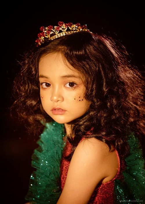 Em từng gây chú ý khi nghêu ngao hát các ca khúc người lớn như “Yêu một người vô tâm”, “Ngốc”, “Trái tim của em cũng biết đau”... Ảnh: FB Chu Diệp Anh