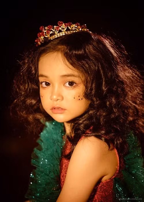 Em từng gây chú ý khi nghêu ngao hát các ca khúc người lớn như “Yêu một người vô tâm”, “Ngốc”, “Trái tim của em cũng biết đau”... Ảnh: FB Chu Diệp Anh