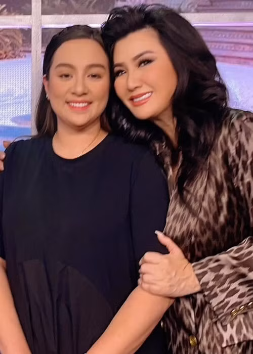 Sinh thời, Phi Nhung là con nuôi của mẹ đẻ Trizzie Phương Trinh. Vì vậy, gia đình của Trizzie Phương Trinh càng bao bọc Wendy và gia đình nhỏ của Wendy.