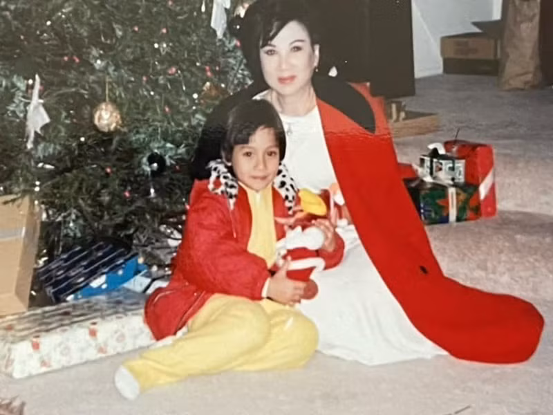 Cách đây không lâu, nữ ca sĩ chia sẻ một số hình ảnh ngày còn nhỏ của Wendy bên bà ngoại.