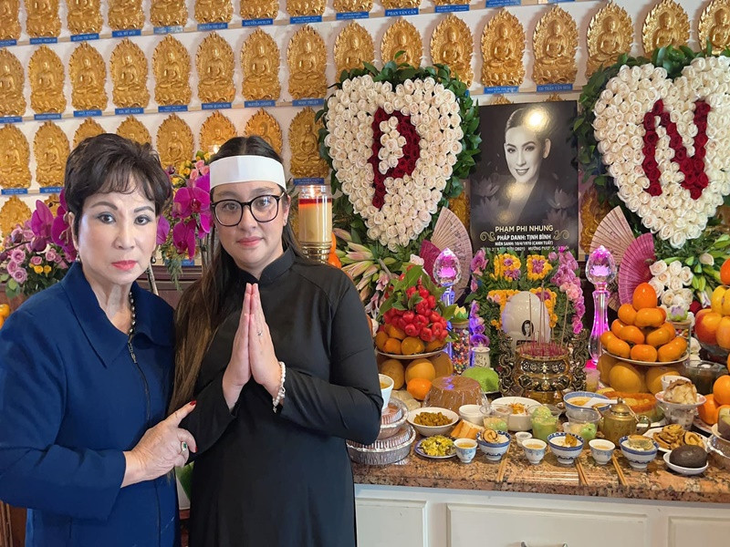 "Thật sự con nuôi hay con ruột thì cũng chỉ là những danh từ để gọi, cái quan trọng là ở cái tình đã thương yêu con qua hành động. Phi Nhung ơi, cứ mỗi lần nhìn lên bàn thờ của con là mẹ không cầm được nước mắt, vì mẹ con con cũng là một thành viên trong gia đình. Ngày ba mất con về để tang cho ba, đó là một nghĩa cử cao đẹp mẹ không quên. Thôi con đi thanh thản nhé, vĩnh biệt con”, mẹ của Trizzie Phương Trinh chia sẻ.