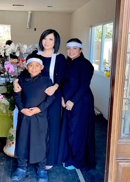 Gần đây, Trizzie Phương Trinh tiết lộ, ngày lễ cúng thất 49 ngày của Phi Nhung cũng là ngày sinh nhật của Nathan - cháu ngoại đầu tiên của Phi Nhung. “Vì ngày sinh nhật của Nathan trùng ngày với lễ thất của bà ngoại nên dì đã mua cho Nathan cái bánh và sau khi các sư thầy hoàn tất lễ cúng 49 ngày xong các thành viên trong gia đình đã hát chúc mừng sinh nhật và lì xì cho Nathan ngay tại chùa. Có thể đây là tấm hình chụp kỷ niệm sinh nhật buồn nhất từ trước đến giờ mình đăng trên Facebook, khi tất cả người trong hình đều để khăn tang. Thương 2 mẹ con, đứa mất mẹ, đứa mất bà ngoại ở tuổi còn quá trẻ”, nữ ca sĩ chia sẻ.