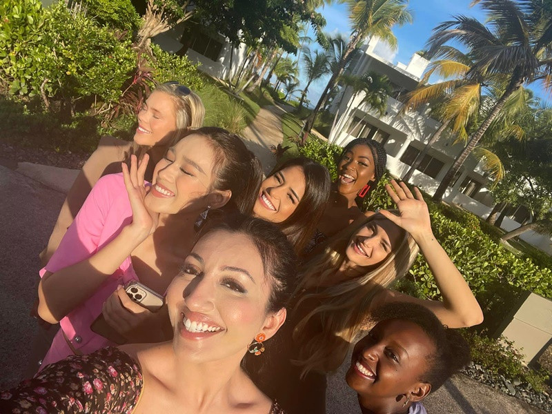 Đại diện Việt Nam ở Miss World 2021 nhanh chóng kết thân với các thí sinh khác. Ảnh: Instagram Đỗ Thị Hà