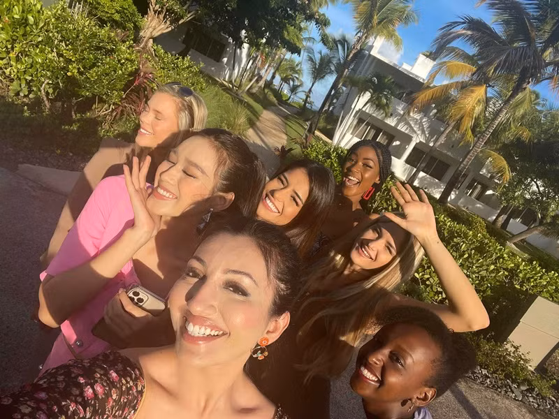 Đại diện Việt Nam ở Miss World 2021 nhanh chóng kết thân với các thí sinh khác. Ảnh: Instagram Đỗ Thị Hà