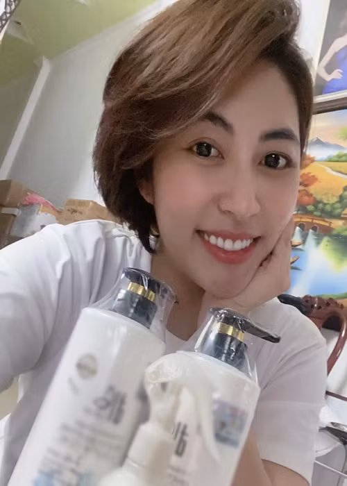 Khi đọc được thông tin "tích cực bán hàng online dù lấy chồng đại gia", Thu Thảo cho biết, chồng của cô chỉ kinh doanh nhỏ lẻ, không phải đại gia. Nàng hoa hậu nói thêm: "Bán hàng thì dù có là ai đi chăng nữa, việc kinh doanh lớn nhỏ gì miễn không phạm pháp là được. Thảo hiện vẫn ổn, nội ngoại hỗ trợ hết mình, chồng yêu thương, chăm lo, chuẩn ông bố bỉm sữa, người chồng quốc dân, nên Thảo mới có thời gian bán hàng tích cực, bỏ thêm ống heo cho con mua bỉm sữa phụ tiếp chồng". Ảnh: FB Thu Thảo