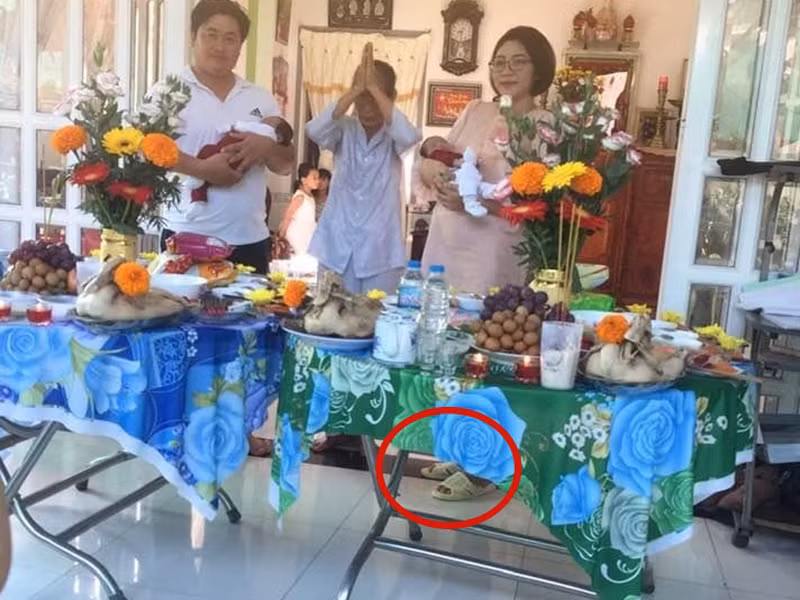 Sau khi sinh con, Thu Thảo bị cho là xuề xòa vì đi dép tổ ong. Cô lên tiếng: "Dép tổ ong mang trong nhà êm, mềm, mát, không trượt chân khi bế baby thì quá lý tưởng, vậy tại sao gọi là xuề xòa nhỉ? Mà mẹ bỉm xuề xòa tí thì mới gọi mẹ bỉm chứ, miễn các con ăn ngoan, ngủ ngoan là vui lắm rồi”. Ảnh: FB Thu Thảo