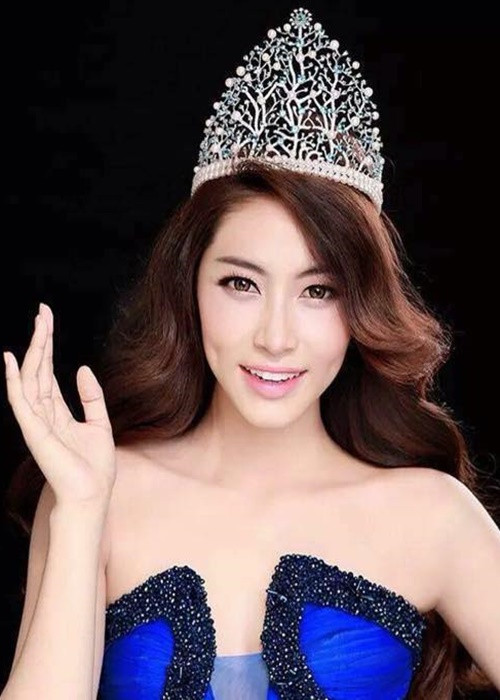 Danh hiệu Hoa hậu Đại dương 2014 giúp Thu Thảo và gia đình thoát khỏi cảnh nghèo khó. Bố mẹ của người đẹp không còn bán cơm và chị gái cũng bớt vất vả hơn khi Thu Thảo có kinh tế ổn định. Ảnh: FB Thu Thảo