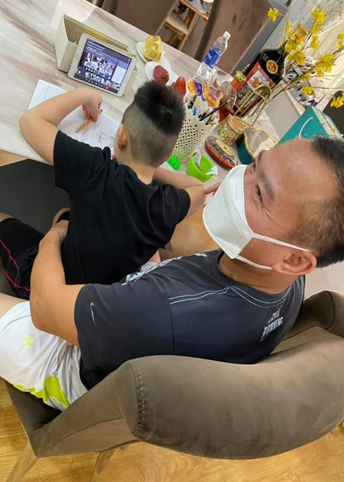 Vy Oanh không ít lần khoe được ông xã phụ giúp chăm sóc các con.