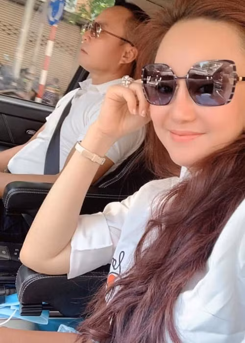 Theo Vy Oanh, ông xã của cô còn sở hữu 1000 tỷ.