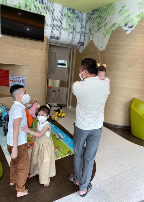 Cách đây không lâu, Vy Oanh chia sẻ về thân thế ông xã. Cụ thể, chồng Vy Oanh sinh năm 1970, quê Hải Phòng, là kỹ sư xây dựng, nhà đầu tư. Anh đi học và làm việc ở nước ngoài, sau đó trở về quê hương làm ông chủ, hiện công tác trong ngành cảng biển. Ông xã của Vy Oanh thông thạo 3 ngoại ngữ Anh, Trung, Nhật.