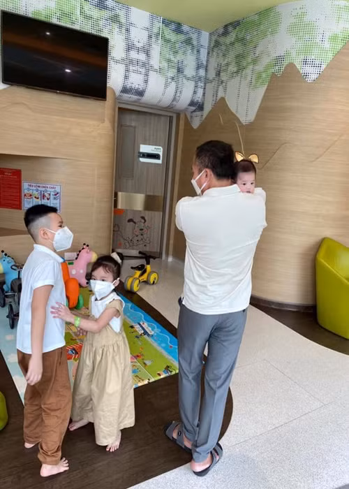 Cách đây không lâu, Vy Oanh chia sẻ về thân thế ông xã. Cụ thể, chồng Vy Oanh sinh năm 1970, quê Hải Phòng, là kỹ sư xây dựng, nhà đầu tư. Anh đi học và làm việc ở nước ngoài, sau đó trở về quê hương làm ông chủ, hiện công tác trong ngành cảng biển. Ông xã của Vy Oanh thông thạo 3 ngoại ngữ Anh, Trung, Nhật.