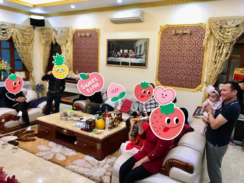 Nữ ca sĩ còn chia sẻ hình ảnh vợ chồng cô ở biệt thự.