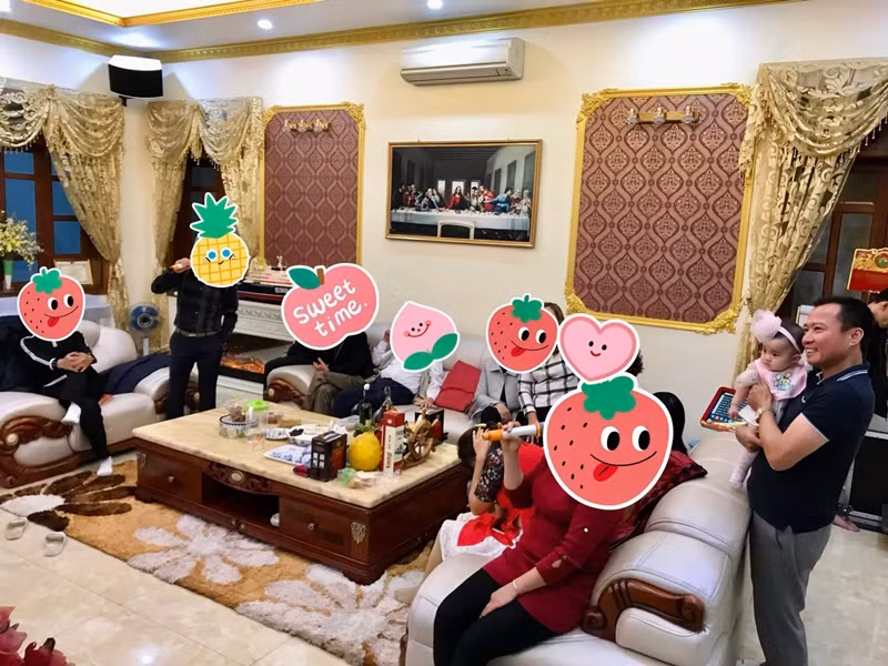 Nữ ca sĩ còn chia sẻ hình ảnh vợ chồng cô ở biệt thự.