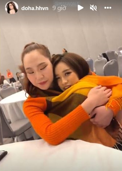 Đỗ Thị Hà vừa chia sẻ hình ảnh choàng khăn cùng người đẹp Mông Cổ. Ảnh chụp màn hình