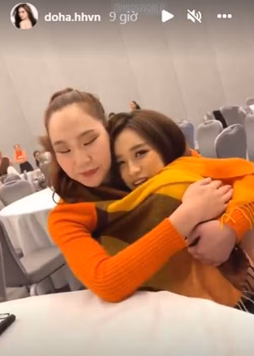 Đỗ Thị Hà vừa chia sẻ hình ảnh choàng khăn cùng người đẹp Mông Cổ. Ảnh chụp màn hình