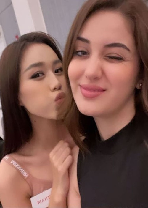 Đỗ Thị Hà còn thân thiết với đại diện Iraq. Ảnh: Vietnam Beauties