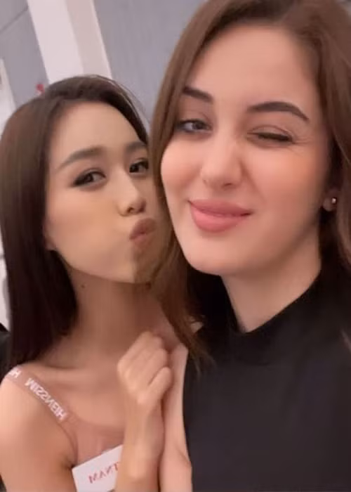 Đỗ Thị Hà còn thân thiết với đại diện Iraq. Ảnh: Vietnam Beauties