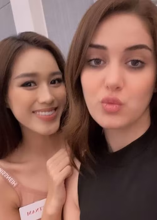 Đại diện Việt Nam rất vui vẻ khi gặp được nhiều người bạn mới. Ảnh: Vietnam Beauties