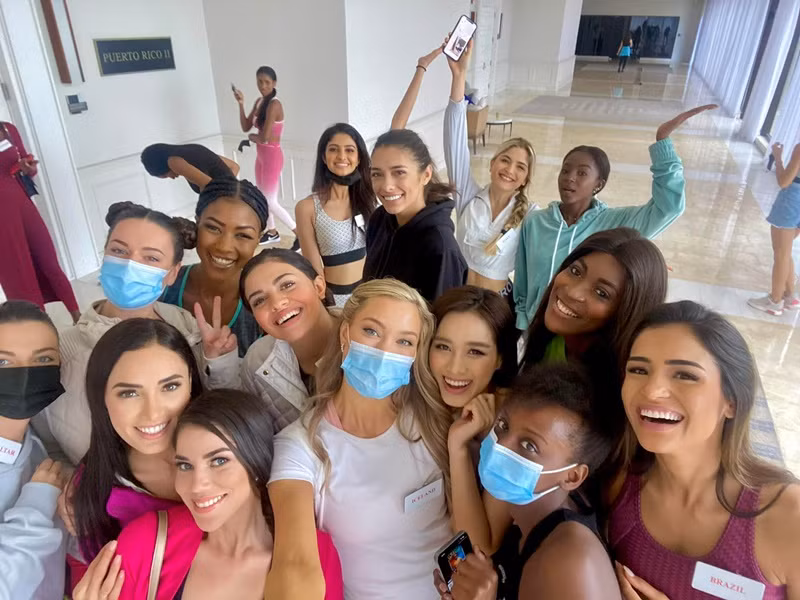 Đỗ Thị Hà chia sẻ, từ khi đến cuộc thi, cô không gặp trở ngại khi giao tiếp với mọi người, các thí sinh rất thân thiện, vui tính. Ảnh: FB Đỗ Thị Hà