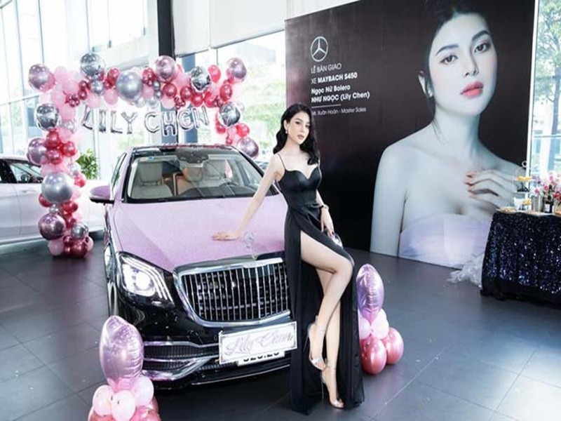 LiLy Chen sở hữu không ít siêu xe. Tháng 4/2021, cô khoe tậu chiếc Mercedes-Maybach S450 4Matic trị giá gần 8 tỷ. Trước đó, vào tháng 2/2021, cô tậu xế hộp Mercedes E300 AMG gam màu đỏ, giá 3,3 tỷ đồng. Ảnh: Dân Việt