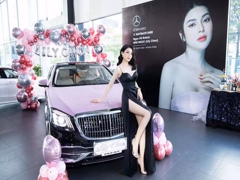 LiLy Chen sở hữu không ít siêu xe. Tháng 4/2021, cô khoe tậu chiếc Mercedes-Maybach S450 4Matic trị giá gần 8 tỷ. Trước đó, vào tháng 2/2021, cô tậu xế hộp Mercedes E300 AMG gam màu đỏ, giá 3,3 tỷ đồng. Ảnh: Dân Việt