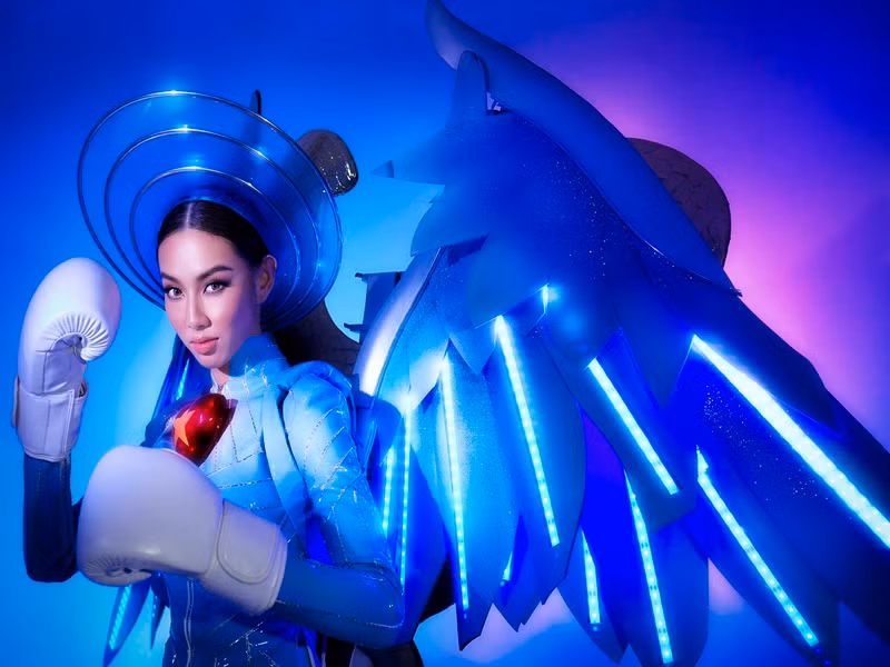 NTK Tín Thái chia sẻ, sắc xanh chủ đạo của bộ trang phục được lấy cảm hứng từ màu áo bảo hộ của lực lượng chống dịch. Ảnh: Hoàng Phúc