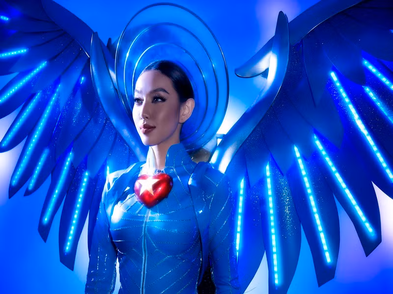 Thiết kế gồm phần áo dài truyền thống, boot cao gần 20cm, găng tay boxing, mấn và phần cánh kèm biểu tượng của ngành y ở phía sau. Ảnh: Hoàng Phúc