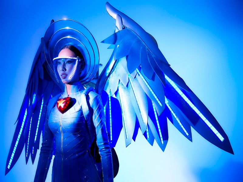 Đại diện Việt Nam Thùy Tiên sẽ mặc bộ trang phục “Blue angel - Thiên thần áo xanh” của NTK Tín Thái trong phần thi quốc phục. Thông qua bộ trang phục, Thùy Tiên và nhà thiết kế đều mong muốn bày tỏ lòng biết ơn sâu sắc gửi đến lực lượng tuyến đầu chống dịch cũng như ngành y thế giới trong công cuộc đẩy lùi dịch bệnh. Ảnh: Hoàng Phúc